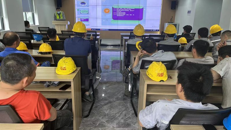 以下是一些在上海颇具知名度的舞蹈培训机构，供您参考：