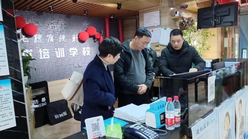 在准备报名证件时，需要注意以下几点：