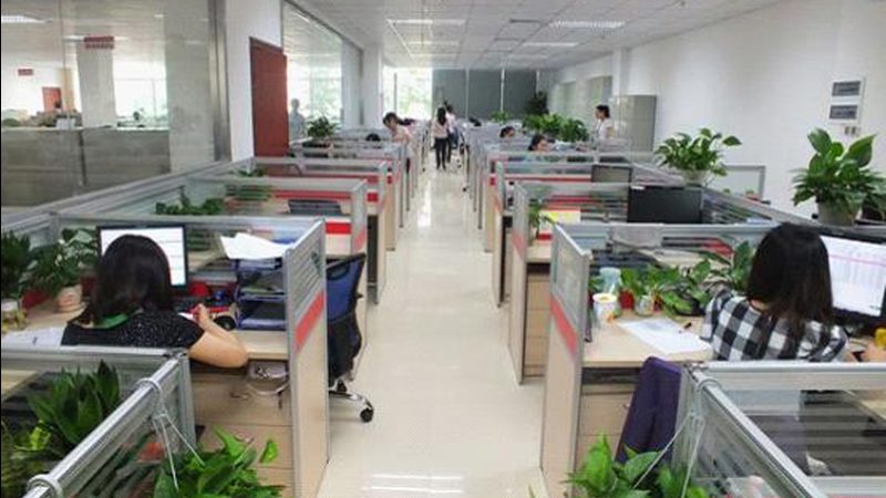 在选择叉车培训机构时，应关注以下方面：